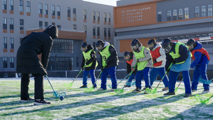 图为吉林长春新区高新第二实验学校进行雪地球训练。