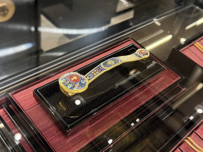 老铺黄金门店内，古法金制作的如意。徐心远摄