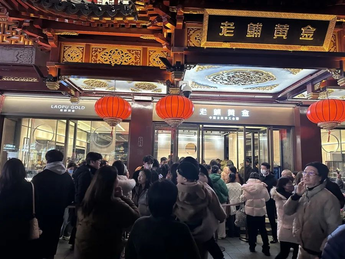 老铺黄金上海豫园店晚上还在排队。吴恺沄摄
