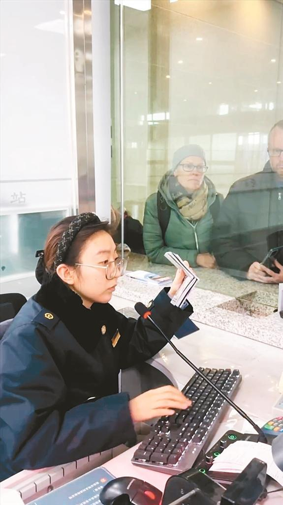 陈佩佳正在为旅客办理业务 受访单位供图