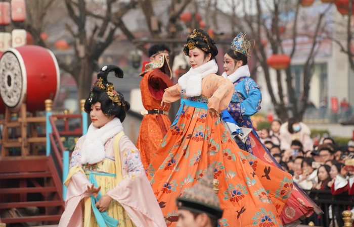 1月31日，游客在陕西西安大唐不夜城景区观看以唐代历史文化为背景创作的舞剧。新华社记者 邵瑞 摄