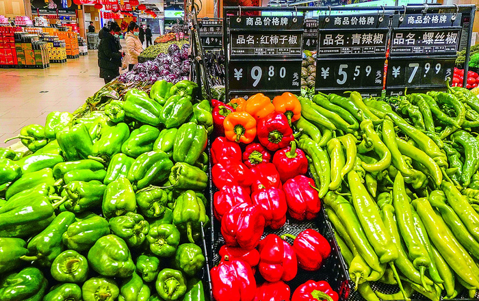 图为近日，消费者在河北省遵化市一家超市选购蔬菜。 刘满仓 摄