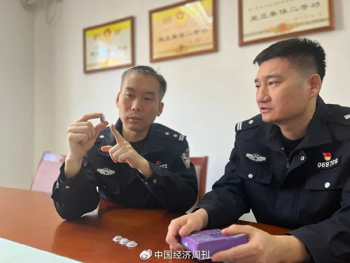 秦向铭（左）和同事对涉案减肥食品进行分析研判。图片来源：北京日报客户端