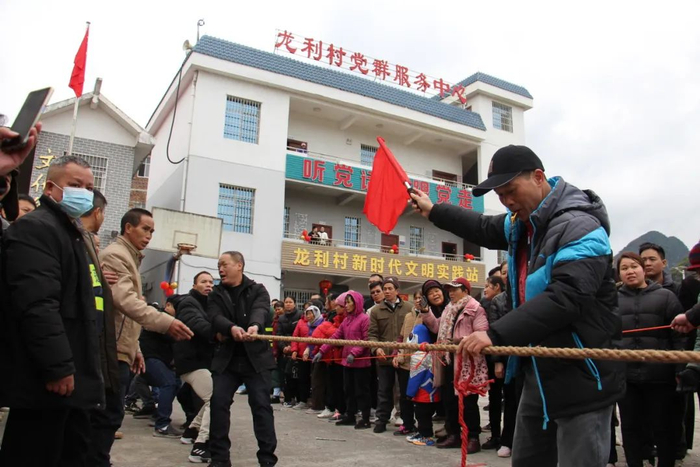 古蓬镇龙利村组织各族群众参加拔河比赛（资料图）