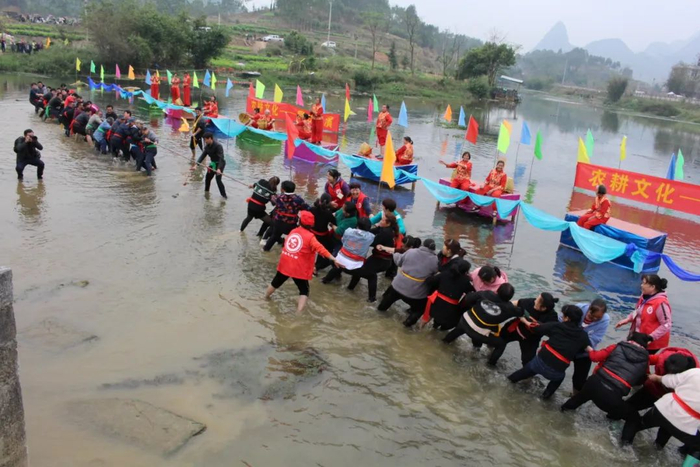 古蓬镇组织开展民族团结进步示范活动，图为非遗表演水上拔河（资料图）