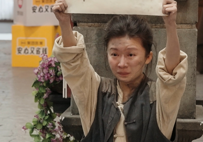 宋伊人表演“卖身葬父” 图/视频截图