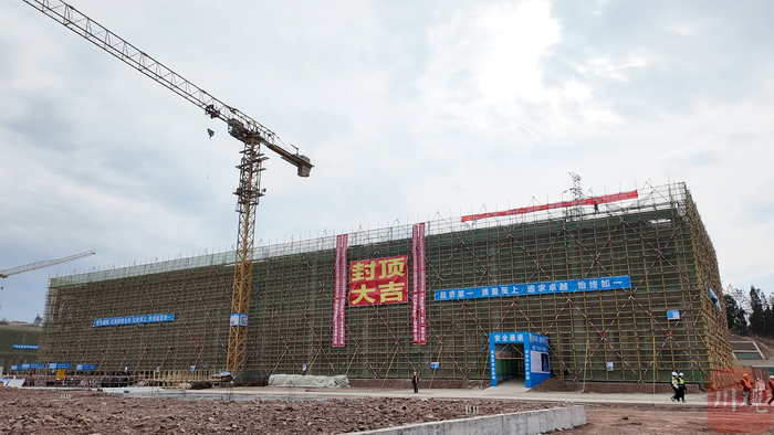 川陕甘铁路冷链及粮食供应链产业园项目应急物资储备库、多层冷库进入封顶施工