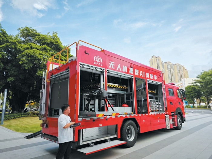 深圳东风（十堰）汽车有限公司制造的无人机集群AI消防车。图片由茅箭区融媒体中心提供