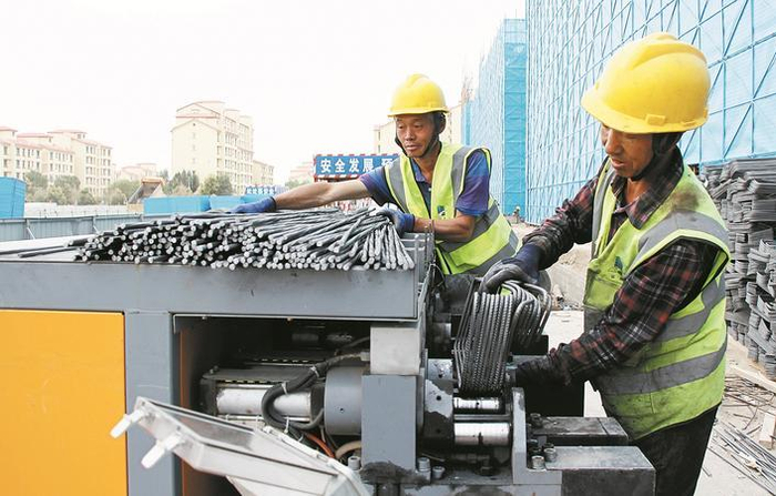 　　图① 在十三师新星市星耀广场项目建设工地，施工人员有序作业（摄于2024年10月8日）。赵宝山 商凯旋 摄