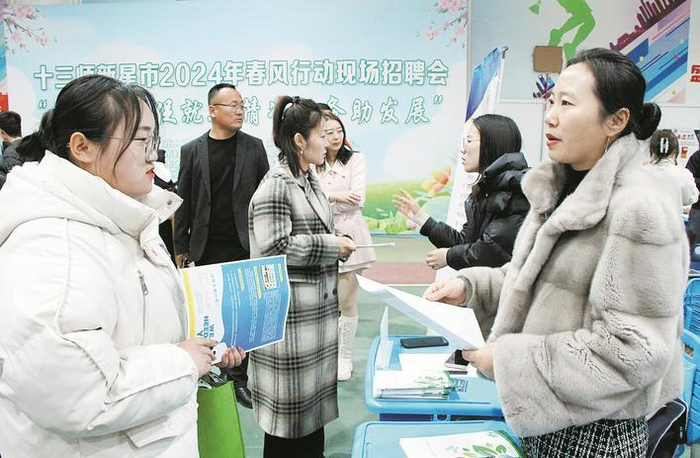 　　十三师新星市“春风行动”现场招聘会中，企业工作人员为求职者介绍岗位信息（摄于2024年3月3日）。赵宝山 商凯旋 摄