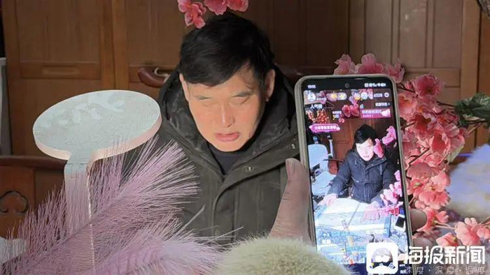 邻居直播朱之文唱歌。