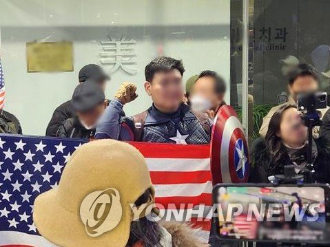 　2月10日，在国家人权委员会大楼，身穿“美国队长”服装的犯罪嫌疑人安某进行示威。韩联社