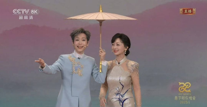 叶童与赵雅芝在央视春晚演出（央视直播画面截图）