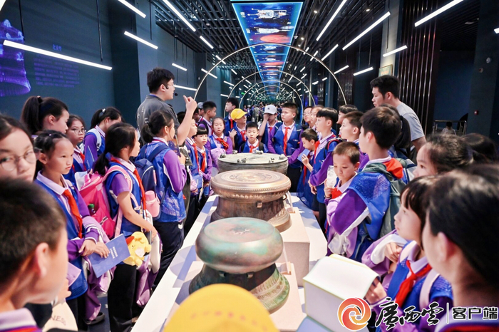 南宁市秀田小学五象校区组织研学，孩子们在光影体验阅读馆内了解铜鼓文化与历史。苏群茜、潘琳远 摄