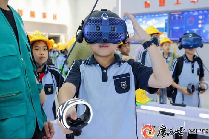 在广西建设职业技术学院研学基地，孩子们通过VR技术了解装配式建筑施工细节。周山荃 摄