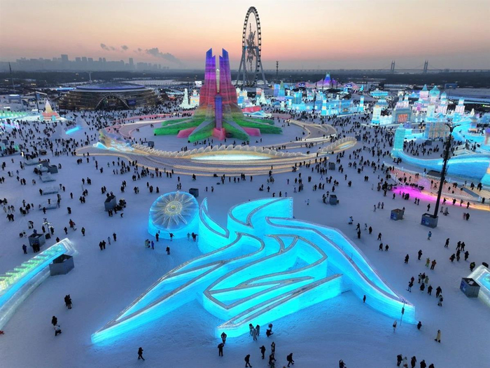 哈尔滨冰雪大世界园区内亚冬会会徽冰建（图源：文旅龙江）