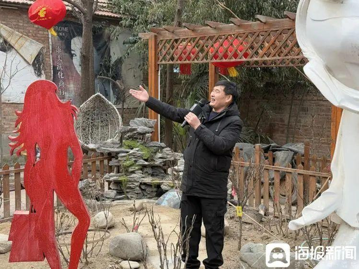 朱之文在院子里练歌。