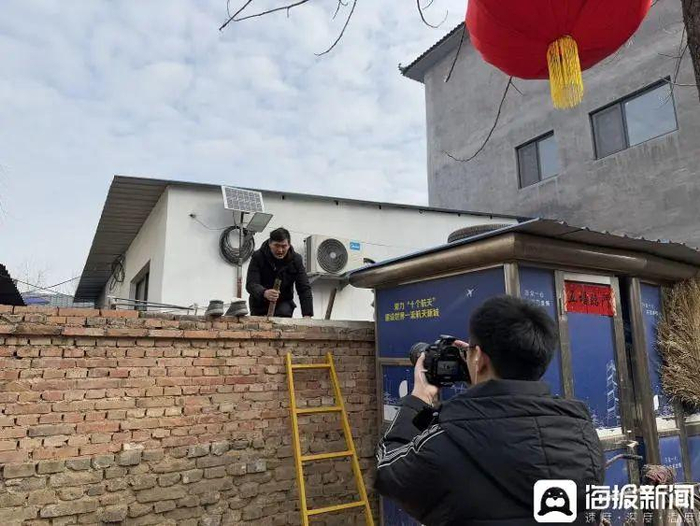 为躲避围观者，朱之文只能爬梯子去儿子家。