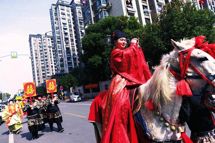 　　新郎骑着白马带领迎亲队伍行走在池州街头。（受访者供图）     