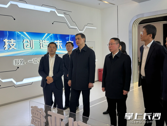 周海兵在利亚德集团考察。