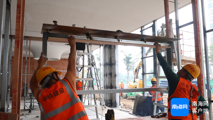 工人们正有序进行施工。记者 林鸿羽 摄