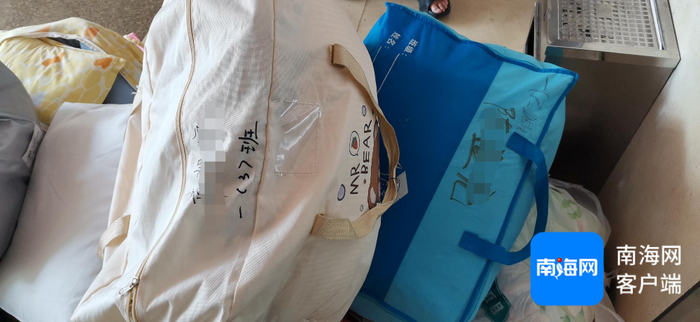 　　一些午托机构已经将学生物品打包返还家长。记者 王康景 摄