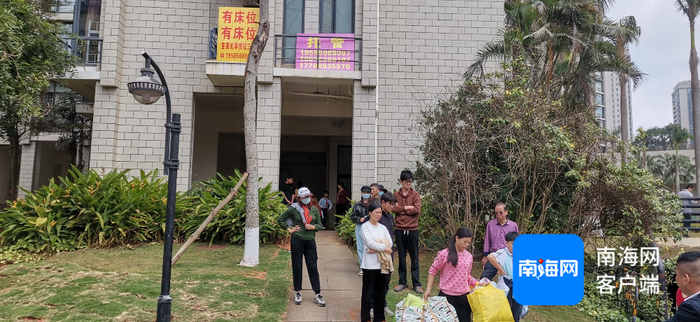 　　小区内不少午托机构打出的广告牌。记者 王康景 摄