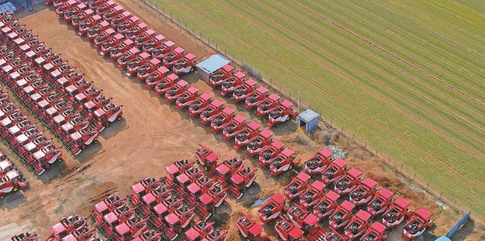 2月17日，在渭南市临渭区官底镇楼王村，农机整齐排列，与麦田相映成趣。 记者 陈宏江摄