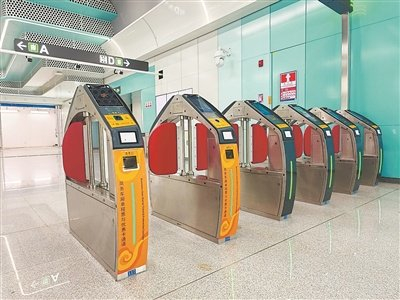 图为深圳地铁3号线四期采用的1米闸机。  受访者供图