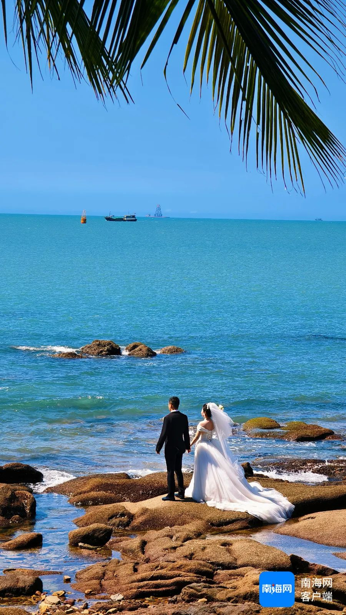 游客在三亚大小洞天景区拍摄婚纱照。图源于南海网、南国都市报
