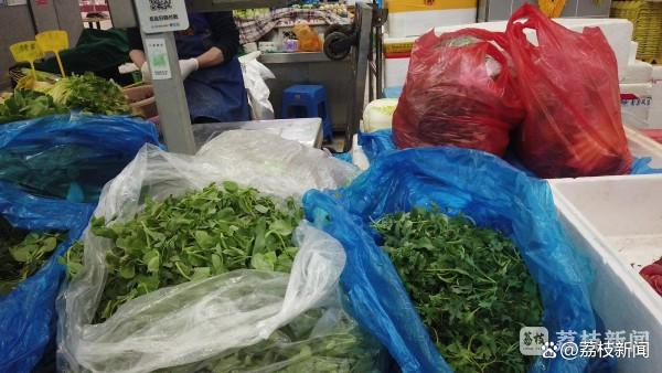 摊位上出售的豌豆苗和菊花脑