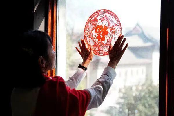 晏国政：父母的“反向春节”｜新华走笔