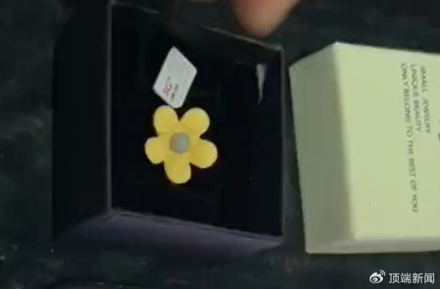 藏在饰品盒泡沫层中的手机卡