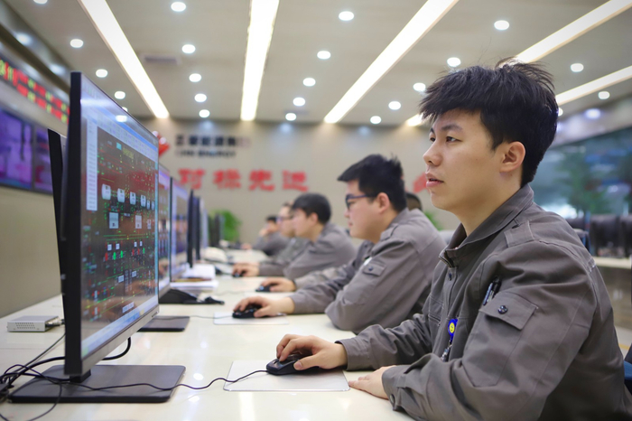 黑龙江哈热公司运行人员认真监盘