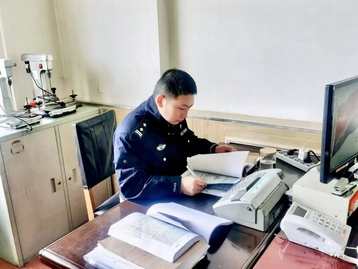 哈尔滨案管民警审阅案卷材料