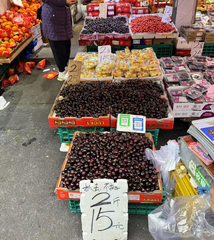横井巷另一家水果摊的车厘子，零售价7.5元—18元一斤。陈佳 摄