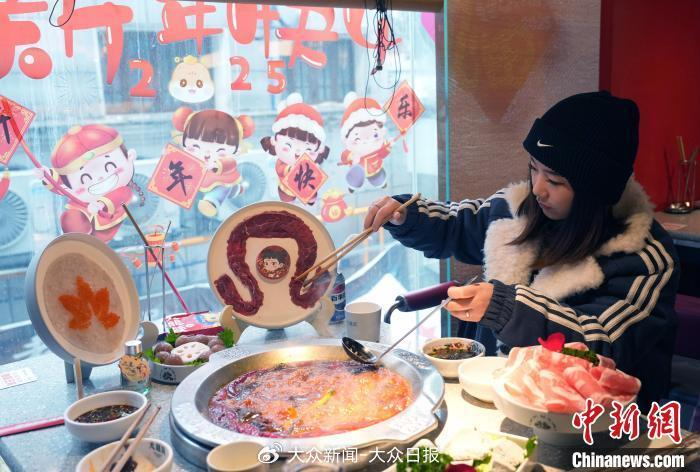 18日中午，一位顾客正在成都某连锁火锅店享用火锅“哪吒套餐”。记者 安源 摄