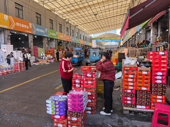 水果市场部分商户推出车厘子促销价，较春节前下降超7成。市场供图