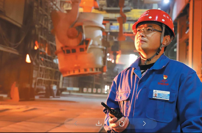 首钢京唐公司炼钢作业部炼钢作业区炼钢工、转炉炼钢工高级技师郭佳宁。　本版图片/首钢京唐钢铁联合有限责任公司供图