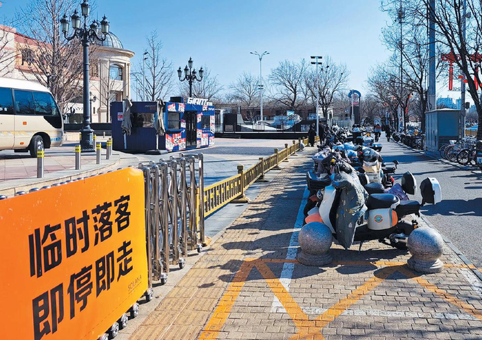2月18日，蓝色港湾商圈周边增设的非机动车停车位。