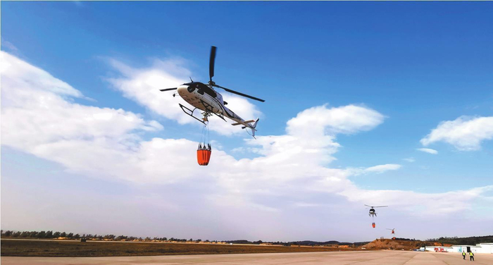         大连欧亚直升机有限公司使用AS350B3直升机开展森林灭火演练。刘文秀  摄