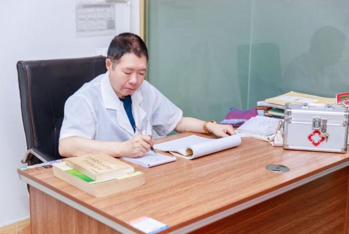 侯俊强在为患者开方