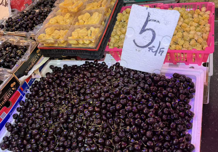 横井巷一家水果摊的车厘子，零售价5元一斤。陈佳 摄