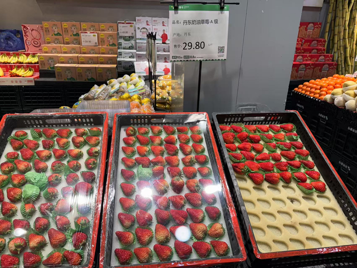 目前水果店最贵的草莓为29.8元一斤的丹东奶油草莓。陈佳 摄