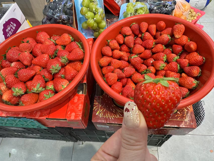 本地草莓每斤15元—25元。陈佳 摄