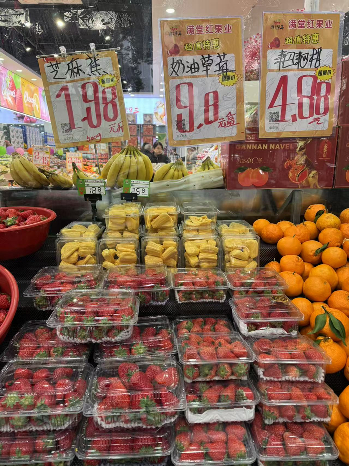 满堂红大南门分店的奶油草莓9.8元一斤。陈佳 摄