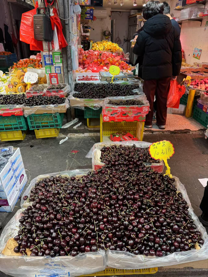 瓦市巷、横井巷一带水果摊的低价车厘子“只能抓不能挑”。陈佳 摄