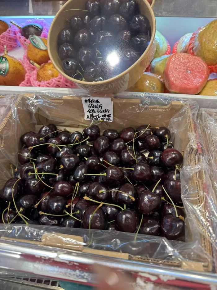 时代二巷一家水果店的科迪亚车厘子68元一斤。陈佳 摄