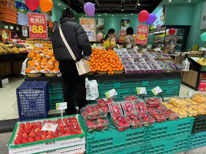 草莓占据多家水果店的C位。陈佳 摄
