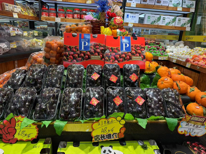 四营堂巷一家水果店的车厘子每斤零售价19.8元—68元。陈佳 摄